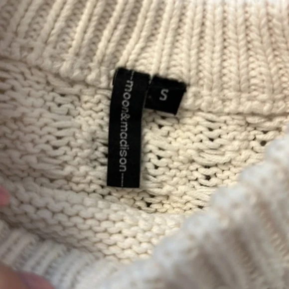 Moon & Madison Off White Knit Crew Neck Pullover Crop Sweater Size Small - Picture 3 of 3